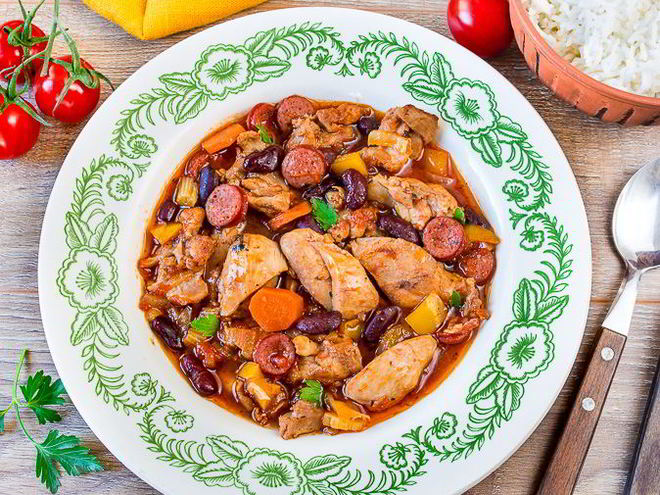 Рецепт рагу из курицы с копчеными колбасками