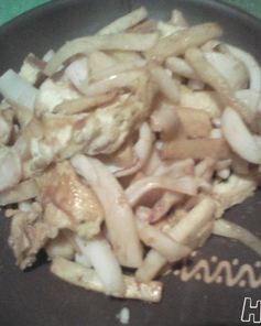 Рагу из сельдерея, кальмаров и омлета