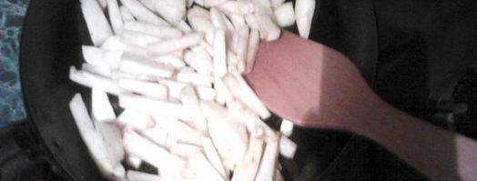 рагу из сельдерея, кальмаров и омлета. Шаг 2