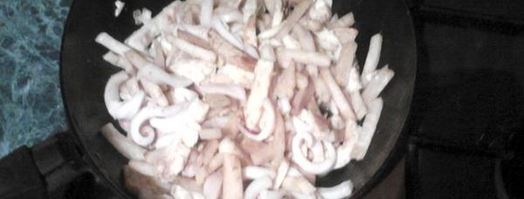 рагу из сельдерея, кальмаров и омлета. Шаг 6