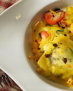 Равиоли с рикоттой в апельсиновом соусе с фрикасе из фруктов