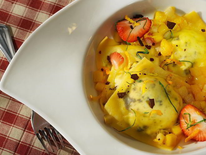 Рецепт равиолей с рикоттой в апельсиновом соусе с фрикасе из фруктов