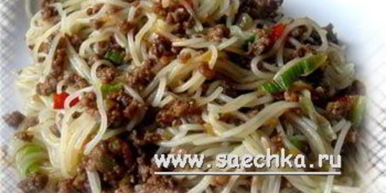 Рисовая лапша с фаршем и овощами