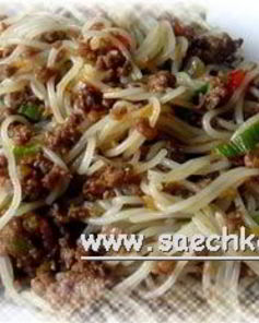 Рисовая лапша с фаршем и овощами