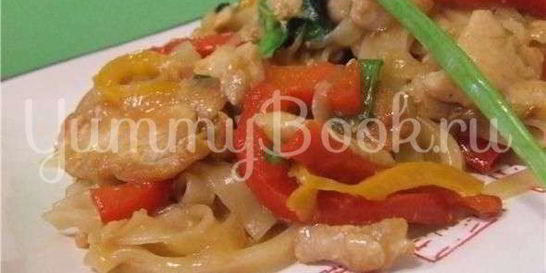 Рисовая лапша с индюшиным филе и овощами