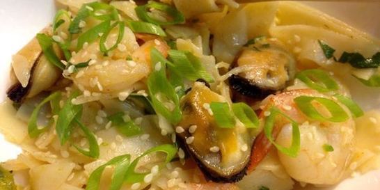 Рисовая лапша с креветками и мидиями