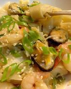 Рисовая лапша с креветками и мидиями