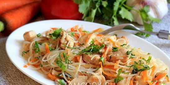 Рисовая лапша с курицей и морковью