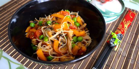 Рисовая лапша с овощами и соусом терияки