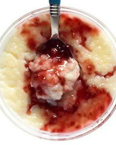 Ризотто с кокосовым молоко, печеными сливами и красной смородиной