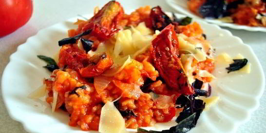 Ризотто с копченым беконом и томатами