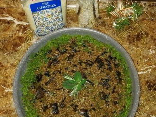 Рецепт розового ризотто с белыми грибами