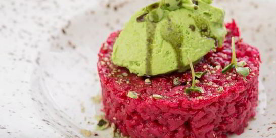 Розовый ризотто с горошком