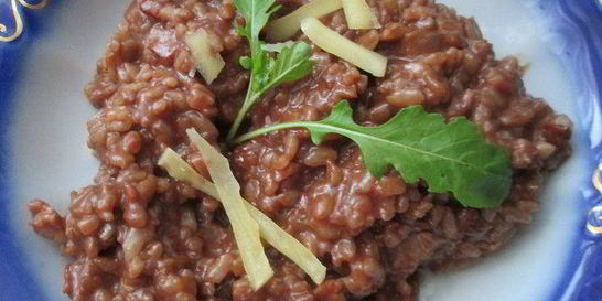 Шоколадное ризотто с беконом и руколой