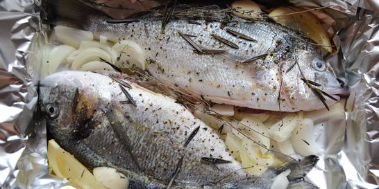 Дорада с розмарином и тимьяном