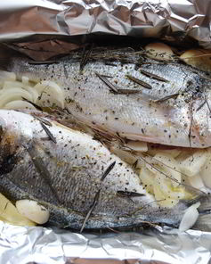 Дорада с розмарином и тимьяном