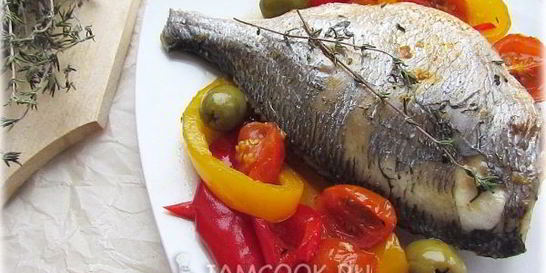 Дорадо запеченная с овощами и оливками