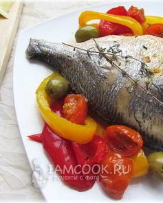 Дорадо запеченная с овощами и оливками