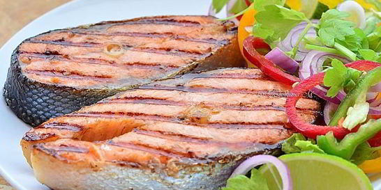 Форель на гриле с весенним салатом