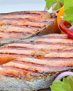 Форель на гриле с весенним салатом