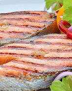 Форель на гриле с весенним салатом