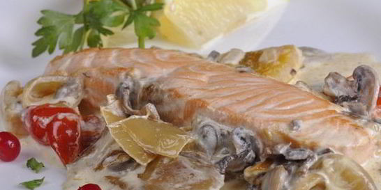 Форель под грибным соусом в духовке