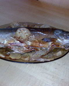 Горбуша запеченная в рукаве с луком и кабачком