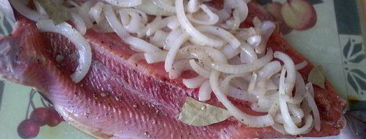 горбуша запеченная в рукаве с луком и кабачком. Шаг 4