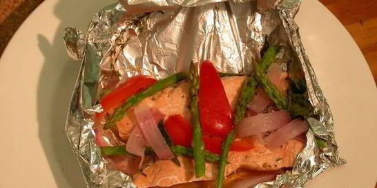 Кижуч, запеченный с овощами