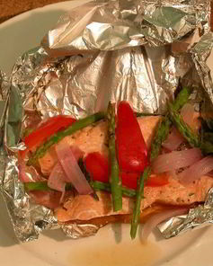 Кижуч, запеченный с овощами