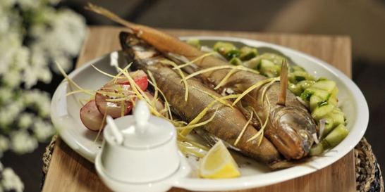 Копченый судак с горчичным соусом