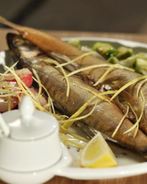 Копченый судак с горчичным соусом