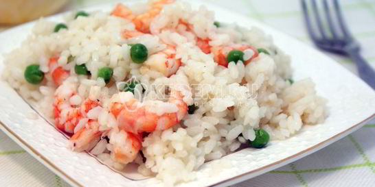 Креветки с рисом и зеленым горошком