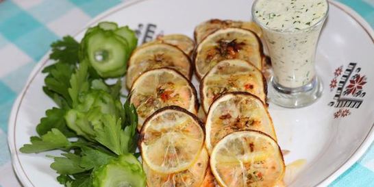 Лимонный лосось с сырным соусом