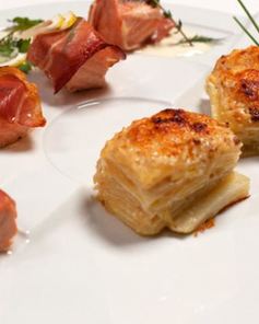 Лосось, обернутый беконом с шалфеем, и картофельный гратен