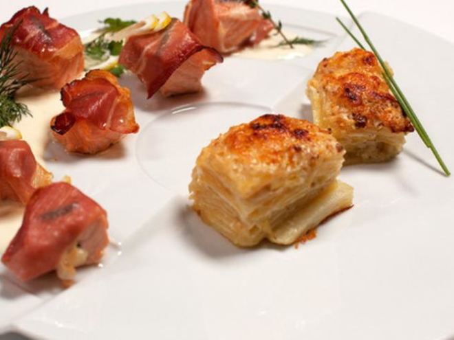 Рецепт лосось, обернутый беконом с шалфеем, и картофельный гратен