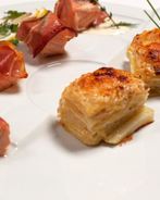 Лосось, обернутый беконом с шалфеем, и картофельный гратен