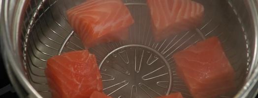 лосось, обернутый беконом с шалфеем, и картофельный гратен. Шаг 3