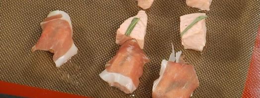 лосось, обернутый беконом с шалфеем, и картофельный гратен. Шаг 4