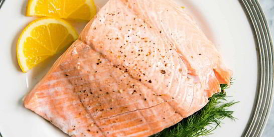 Лосось в вине на сковороде