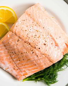 Лосось в вине на сковороде