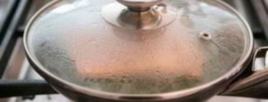 лосось в вине на сковороде. Шаг 3