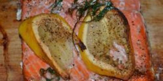 Лосось жареный на кедровой дощечке