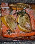 Лосось жареный на кедровой дощечке