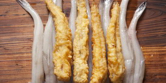 Минтай в кляре на сковороде