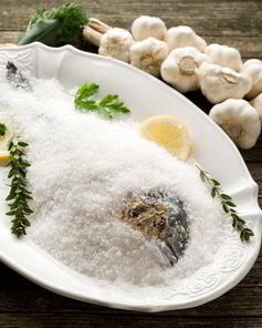 Морской окунь в соляной корке с травами