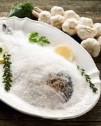 Морской окунь в соляной корке с травами