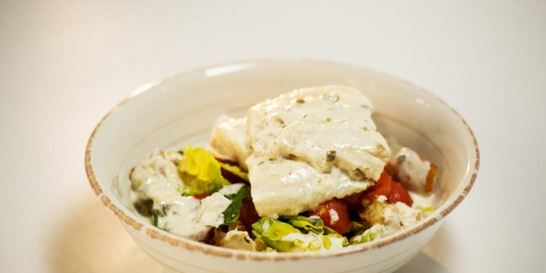 Палтус в сливочном соусе с зеленым салатом