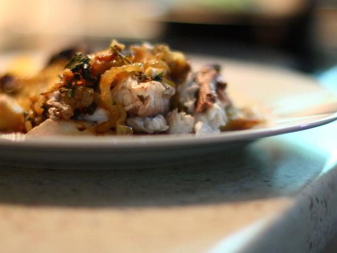 Рецепт рыбы с тимьяном и луком