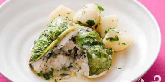 Рыба со специями в листьях салата